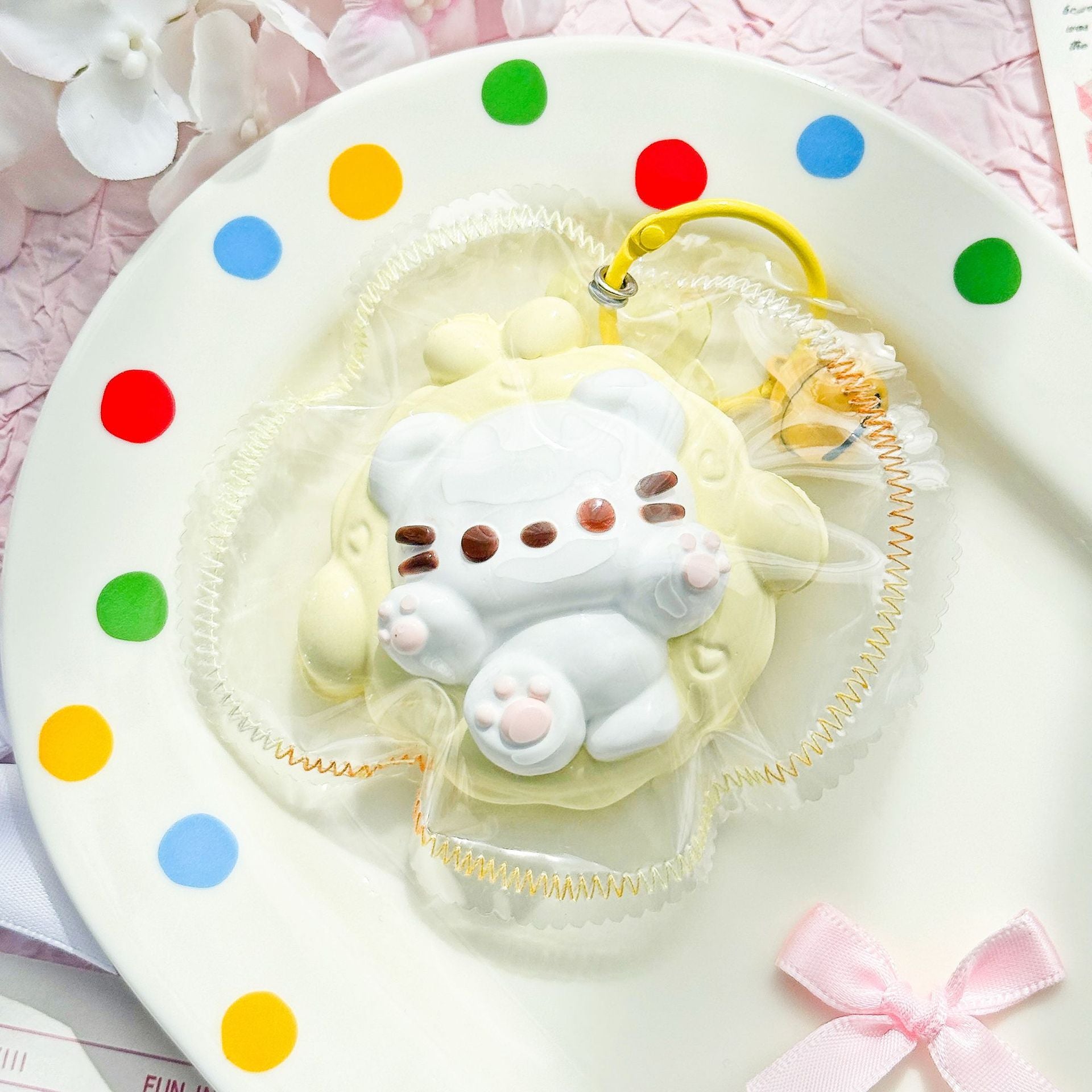 浮き輪に乗った子猫-クリーム感食品グレードシリコーン-柔らかくふわふわ-手作り-交換用袋を1つプレゼント-ストレス解消おもちゃ-縫い目付き袋デザイン やわやわ 袋 萌え スクイーズ